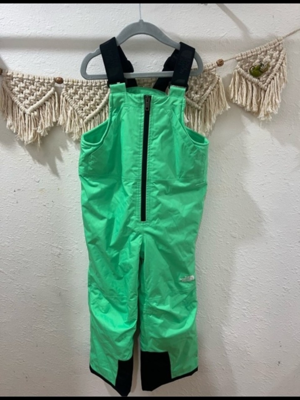 The North Face Unisex Kids Mint Green Snow Bib Overalls with Black Straps 6T
